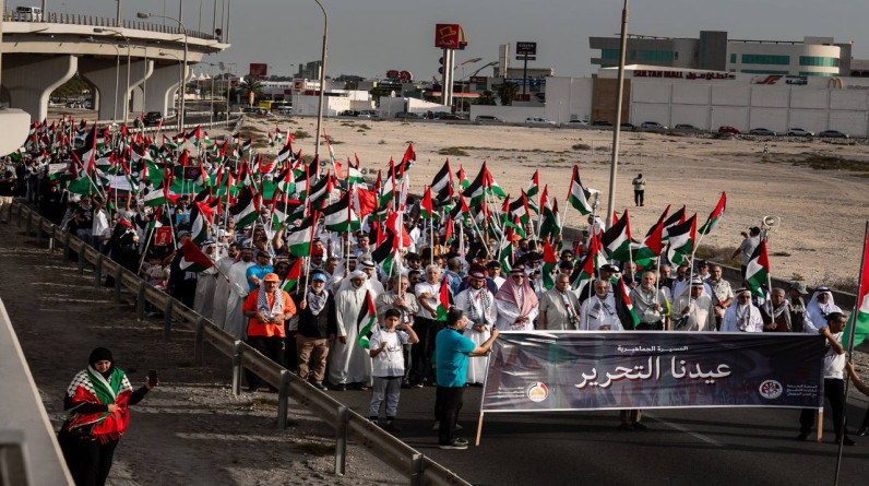 "عيدنا التحرير".. مسيرة حاشدة في البحرين لدعم غزة